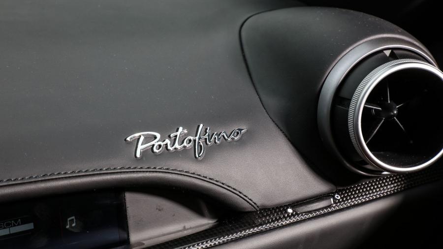 Детали интерьера Ferrari Portofino 2017 года  (фото 35 из 115)